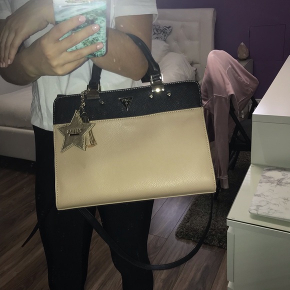 A purse - Picture 4 of 4